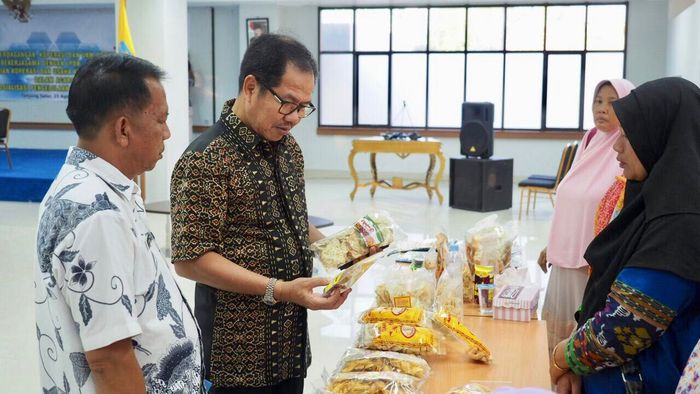 Dirut LPDB-KUMKM Braman Setyo (batik hitam) dan Kepala Disperindagkop dan UMKM Kaltara Hartono (batik putih)/Foto: Dok LPDB Dirut LPDB-KUMKM Braman Setyo (batik hitam) dan Kepala Disperindagkop dan UMKM Kaltara Hartono (batik putih)/Foto: Dok LPDB