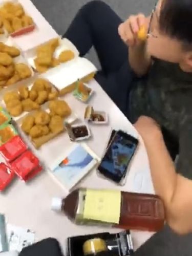 Demi Amal, Pria Ini Coba Habiskan 90 Nugget Selama Kurang dari 90 Menit