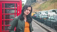 Kimberly Ryder baru saja menyelesaikan S2 jurusan akting di salah satu universitas seni terkemuka di London, Inggris. Di sela kuliahnya dulu, aktris cantik ini sempat jalan-jalan ke Skotlandia (kimbrlyryder/Instagram)