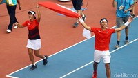 Christopher Rungkat dan Aldila Sutjiadi langsung mengibarkan bendera merah putih di tengah lapangan setelah sukses mengalahkan Sonchat Ratiwatana/Luksika Kumkhum.