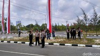 Kapolres Pangkalpinang AKBP Iman Risdiono Septana mengerahkan sejumlah anggota untuk mengamankan jalan aksi damai ini. Foto: (Deni Wahyono-detikcom)