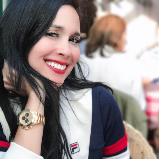 Minum jus seledri setiap pagi satu gelas (membuat) kulit jadi bagus, Saya juga punya masalah maag dan asam lambung sudah hilang. (Minum jus seledri) enam bulan terakhir. Dulu kulit saya kering banget sekarang menjadi moist. Minumnya saat perut kosong setengah jam kemudian baru makan, ungkap Loemongga. Foto: Instagram @loemongga