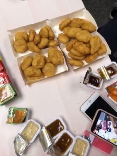 Demi Amal, Pria Ini Coba Habiskan 90 Nugget Selama Kurang dari 90 Menit