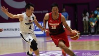 Tim basket Indonesia bertanding melawan Mongolia di Hall Basket, Senayan, Jakarta, Sabtu (25/8/2018).
