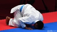 Ahmad Zigi Zaresta sujud syukur usai meraih medali perunggu dari nomor kata perorangan Asian Games 2018.