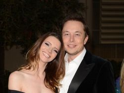 Para Wanita Seksi yang Menaklukkan Elon Musk