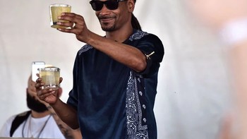 Di urutan pertama, ada Snoop Dogg. Rata-rata, ia melakukan 647 posting tiap bulan, dengan rincian 382 kali di Instagram dan 265 kali di Twitter. Foto: Istimewa