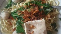 Ditambah bakso dan tahu bisa jadi alternatif menikmati mie cakalang yang pedas gurih ini. Foto : Instagram @kantinmaete