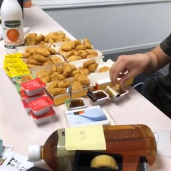 Demi Amal, Pria Ini Coba Habiskan 90 Nugget Selama Kurang dari 90 Menit
