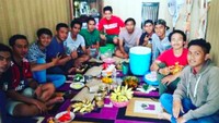 Kalau ini pose makan bareng Evan dan teman-temannya. Mereka kumpul bersama menikmati nasi, lauk pauk dan buah-buahan yang sudah tersaji. Foto: Instagram evhandimas