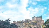 Berfoto dengan latar Edinburgh Castle yang ikonik (kimbrlyryder/Instagram)