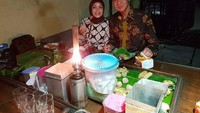 Pasangan yang selalu tampil kompak ini memang selalu bikin iri. Lihat saja gayanya saat makan malam di angkringan di Solo. Foto: instagram @atikoh.s