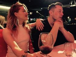 Para Wanita Seksi yang Menaklukkan Elon Musk