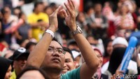 Mereka tetap kompak memberikan semangat kepada tim bulutangkis Indonesia.