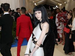 Para Wanita Seksi yang Menaklukkan Elon Musk