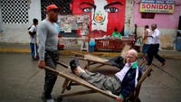 Warga Venezuela mulai meninggalkan negara mereka dan menuju Peru atau Ekuador. Reuters/Douglas Juarez.