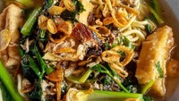 Mie kuah ini umumnya memakai cakalang fufu yang dibumbui cabe sebagai topping, ditambah sawo, mie dan sambal rawit. Segarnya! Foto : Instagram @pitcher723