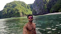 Begini gayanya saat menikmati pemandangan di Phoenix Island Resort Sanya, China. (rohit_khandelwal77/Instagram)