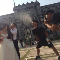 Untuk foto pernikahan yang akan dikenang selamanya, para fotografer memang harus lebih ekstra. Untuk menghasilkan efek hujan, ini pun dilakukan. Foto: Nguyễn Trọng Qúy/Facebook