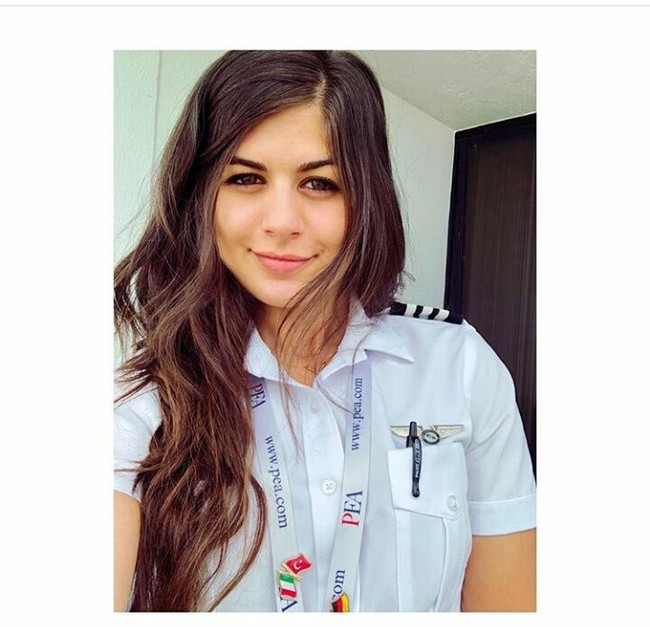 Kenalan dengan Dilan Cucuzza, wanita berparas cantik yang dianggap terlihat spesial karena profesinya sebagai pilot. Foto: Instagram Dilan Cucuzza