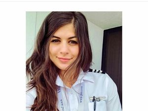 Terpikat Pesona Dilan, Pilot Cantik yang Buat Pria Ingin Ikut Terbang
