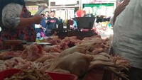 Kalau ini pose Sudirman ketika tengah membeli daging ayam dan sapi di pasar tradisional. Foto: Instagram @sudirmansa1d