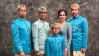 Loemongga Haoemasan cantik mengenakan kebaya saat berfoto bersama keluarga. Foto: (Instagram/Loemongga Haoemasan)