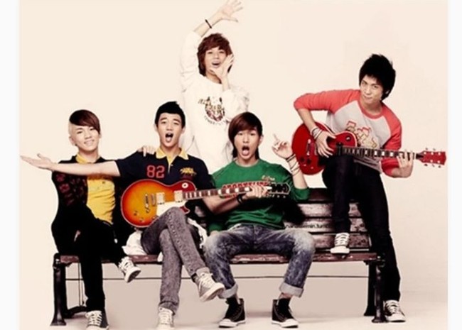 Boyband Shinee juga tak luput dari Photoshop gagal. Taemin jadi satu-satunya personel yang berdiri di dalam foto ini. Tapi di mana kakinya? Foto: Dok. Koreaboo