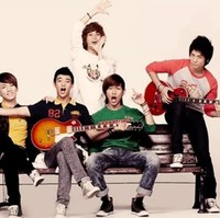 Boyband Shinee juga tak luput dari Photoshop gagal. Taemin jadi satu-satunya personel yang berdiri di dalam foto ini. Tapi di mana kakinya? Foto: Dok. Koreaboo