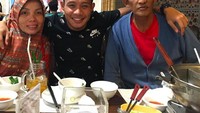 Pemain bola asal Surabaya ini sangat dekat dengan kedua orang tuanya. Evan sempatkan makan hot pot bersama dua orang yang dicintainya ini. Foto: Instagram evhandimas
