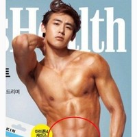 Berpose untuk majalah Mens Health, Nichkhun tampil seksi tanpa busana atasan. Alih-alih terpesona dengan perut sixpack, netizen justru dibuat bingung karena personel 2pm ini tak punya pusar! Foto: Dok. Koreaboo