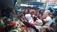 Mampir ke pasar bersama sang suami, Atikoh jadi sasaran ibu-ibu yang mau berfoto. Wah kira-kira Atikoh dan Ganjar mau belanja apa ya? Foto: instagram @atikoh.s