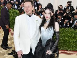 Para Wanita Seksi yang Menaklukkan Elon Musk