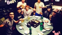 Were SJ !!!!,  tulisnya. Begini gaya Donghae saat makan malam bersama personel Super Junior lainnya saat malam pergantian tahun 2014 ke tahun 2015. Foto: Instagram leedonghae