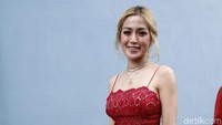 Jessica Iskandar kini tengah berbunga-bunga usai menjalin hubungan dengan Richard Kyle. Semakin hari, ia semakin mesra dengan sang kekasih.  Foto: (Palevi/detikHOT)