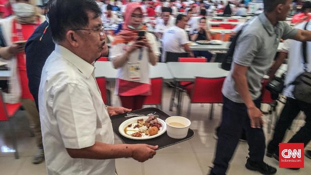 Jusuf Kalla ketika makan siang di Kampung Atlet Jakabaring.