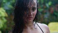 Gaya sensual Simone Julia yang siap melelehkan hati para pria (simonejuliaa021/Instagram)
