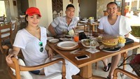 Erico ternyata berteman baik dengan Nikita Willy. Kali ini mereka menikmati sarapan bersama saat tengah liburan di Bali. Dalam beberapa kesempatan juga Erico kerap berpose dengan Nikita. Foto: Instagram @ericomihardja