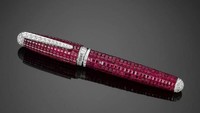 Pulpen ruby dan diamond ini dijual US$ 595 ribu atau Rp 8,6 miliar. Masalah pena sangat mudah jatuh sehingga membuatnya rusak. Istimewa/therichest.com.