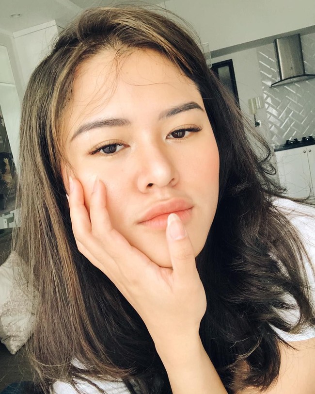 Tampil dengan makeup natural flawless dan perona bibir peach, penampilan Adinda terlihat memesona. Foto: Instagram @dinzadind