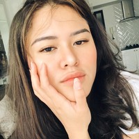 Tampil dengan makeup natural flawless dan perona bibir peach, penampilan Adinda terlihat memesona. Foto: Instagram @dinzadind