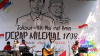 Acara diisi dengan band, penampilan musisi, flashmob dan lomba-lomba 17-an.