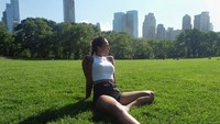 Gaya seksi Simone menikmati Central Park di New York, Amerika Serikat (simonejuliaa021/Instagram)