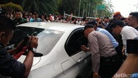 Polisi tampak mencoba bernegosiasi dengan Neno, namun Neno mulanya tetap memilih untuk bertahan. Foto: Chaidir Tanjung/detikcom