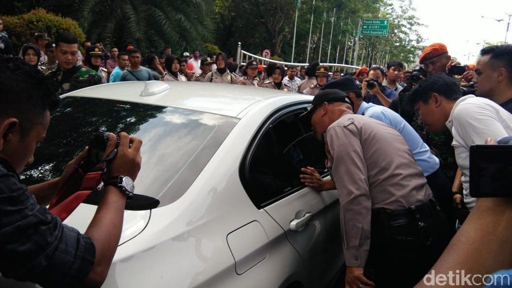 Potret Massa Hadang BMW yang Dinaiki Neno Wari sman di Pekanbaru Potret Massa Hadang BMW yang Dinaiki Neno Warisman di Pekanbaru