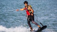 Bisa dibilang dia sosok yang asik-asik aja untuk diajak olahraga apapun. First time on the JetSurf and trying not to fall. Wih mantab mantab! (Foto: Instagram/aqsaaswar)