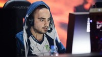 Kuro Takhasomi (US$ 3,48 juta) .Kuro mengeruk keuntungan dari games Dota 2. Adapun ID-nya dalam games itu ialah KuroKy. Masuknya Kuro dalam dunia games tak lepas dari keterbatasan pada kakinya yang membuatnya tak leluasa bergerak. (pocket-lint/Epicenter)