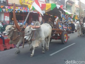 Bajingan dan Gerobak Sapi Ikut Pawai di Malioboro