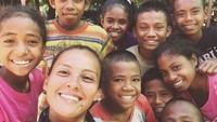 Anak-anak kampung di pelosok Indonesia terkenal ramah. Ini Simone bersama anak-anak di Kupang yang riang gembira (simonejuliaa021/Instagram)