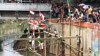 Ratusan orang menyaksikan acara ini.